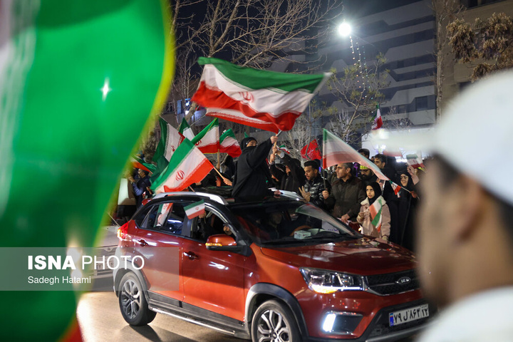 تجمع شبانه مردم در سوگ رهبر شهید - مشهد