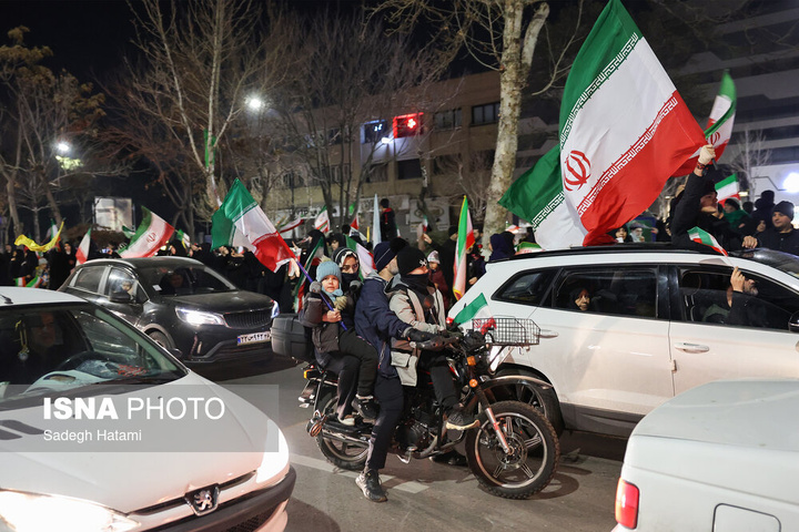 تجمع شبانه مردم در سوگ رهبر شهید - مشهد