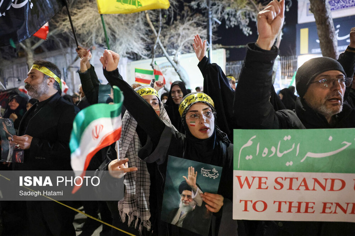 تجمع شبانه مردم در سوگ رهبر شهید - مشهد