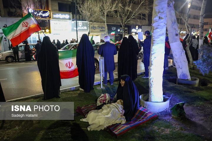 تجمع شبانه مردم در سوگ رهبر شهید - مشهد