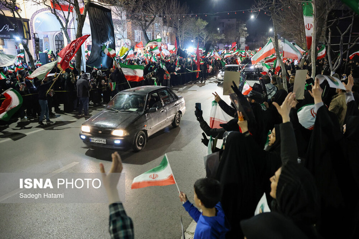 تجمع شبانه مردم در سوگ رهبر شهید - مشهد