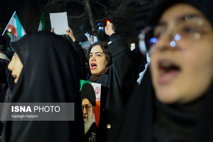 تجمع شبانه مردم در سوگ رهبر شهید - مشهد