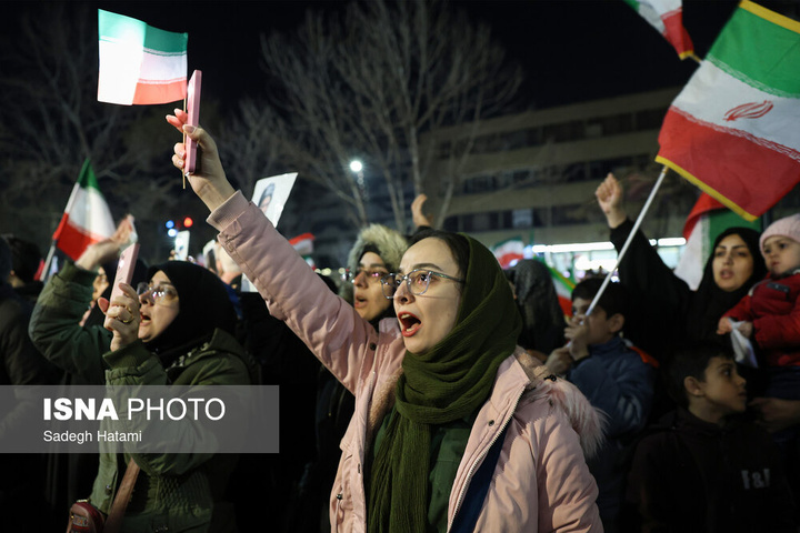 تجمع شبانه مردم در سوگ رهبر شهید - مشهد