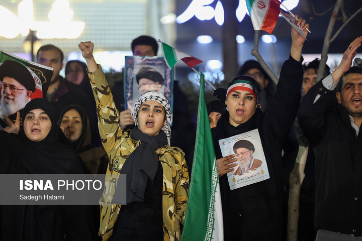 تجمع شبانه مردم در سوگ رهبر شهید - مشهد