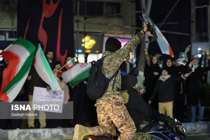 تجمع شبانه مردم در سوگ رهبر شهید - مشهد