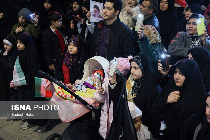 تجمع شبانه مردم در سوگ رهبر شهید - مشهد