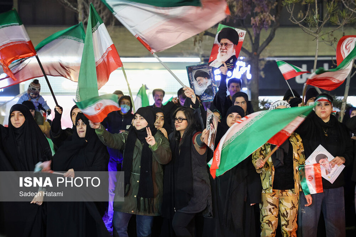 تجمع شبانه مردم در سوگ رهبر شهید - مشهد