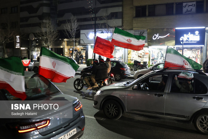 تجمع شبانه مردم در سوگ رهبر شهید - مشهد