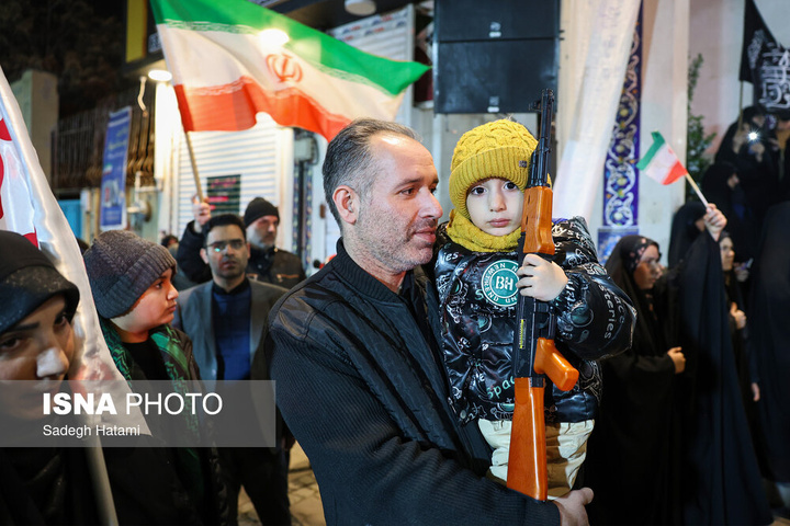 تجمع شبانه مردم در سوگ رهبر شهید - مشهد