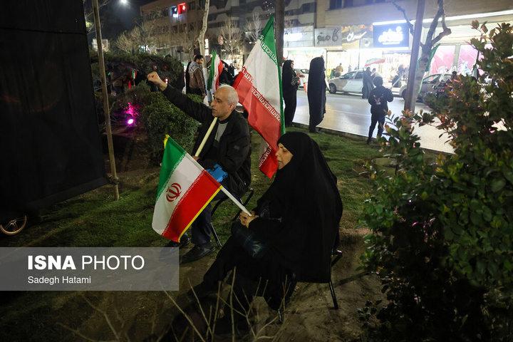 تجمع شبانه مردم در سوگ رهبر شهید - مشهد