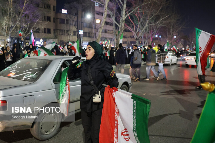 تجمع شبانه مردم در سوگ رهبر شهید - مشهد