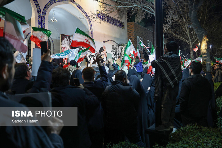 تجمع شبانه مردم در سوگ رهبر شهید - مشهد