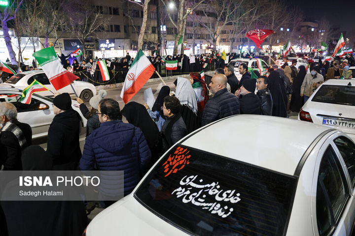 تجمع شبانه مردم در سوگ رهبر شهید - مشهد