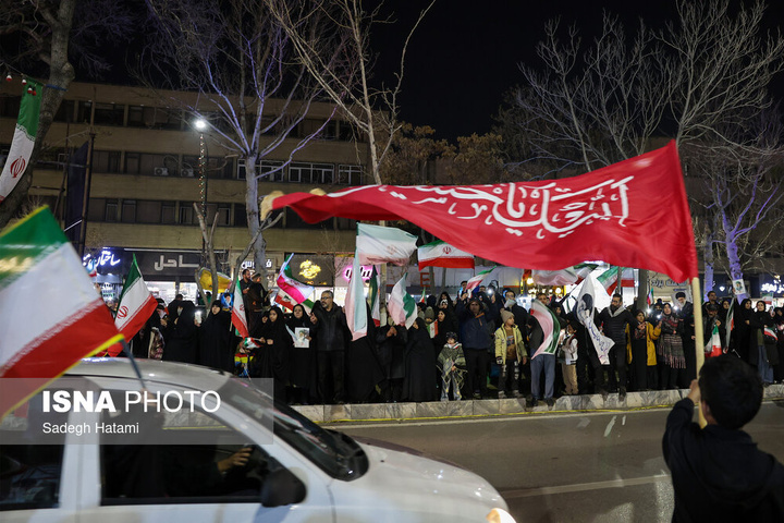 تجمع شبانه مردم در سوگ رهبر شهید - مشهد