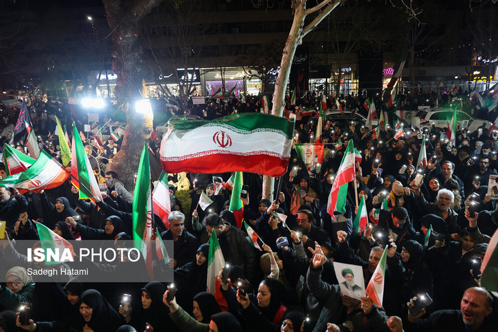 تجمع شبانه مردم در سوگ رهبر شهید - مشهد