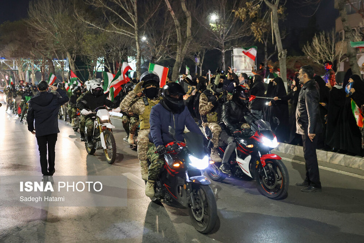 تجمع شبانه مردم در سوگ رهبر شهید - مشهد