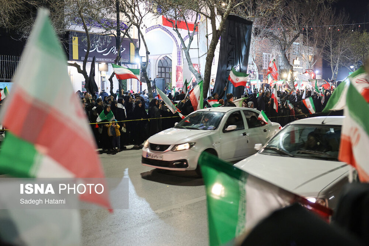 تجمع شبانه مردم در سوگ رهبر شهید - مشهد