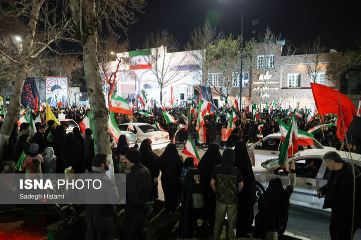 تجمع شبانه مردم در سوگ رهبر شهید - مشهد