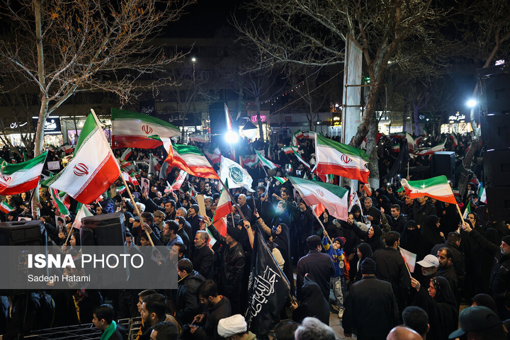 تجمع شبانه مردم در سوگ رهبر شهید - مشهد