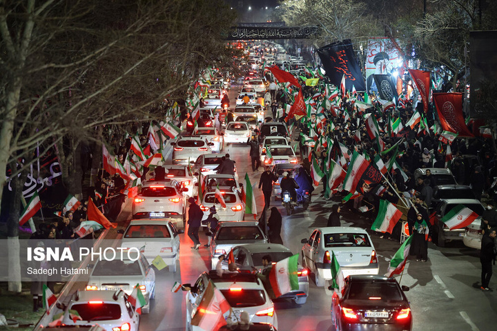 تجمع شبانه مردم در سوگ رهبر شهید - مشهد