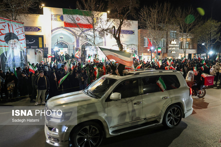 تجمع شبانه مردم در سوگ رهبر شهید - مشهد