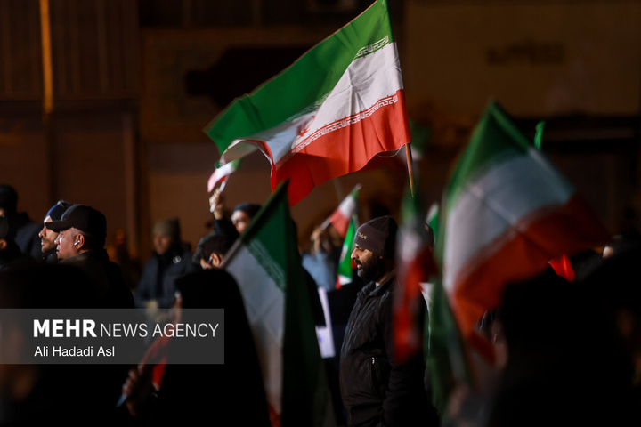 عزاداری مردم در سوگ رهبر شهید در میدان حضرت ولیعصر (عج) تهران