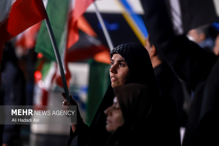 عزاداری مردم در سوگ رهبر شهید در میدان حضرت ولیعصر (عج) تهران