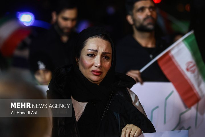 عزاداری مردم در سوگ رهبر شهید در میدان حضرت ولیعصر (عج) تهران