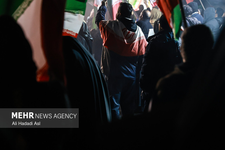 عزاداری مردم در سوگ رهبر شهید در میدان حضرت ولیعصر (عج) تهران