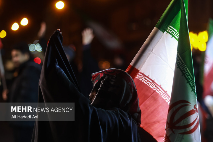 عزاداری مردم در سوگ رهبر شهید در میدان حضرت ولیعصر (عج) تهران