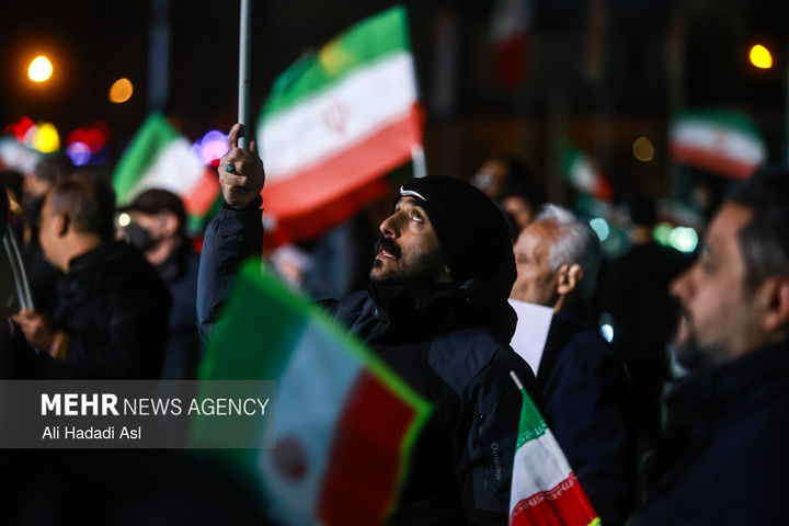 عزاداری مردم در سوگ رهبر شهید در میدان حضرت ولیعصر (عج) تهران