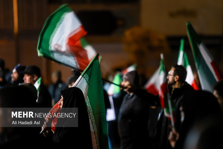 عزاداری مردم در سوگ رهبر شهید در میدان حضرت ولیعصر (عج) تهران