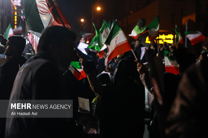 عزاداری مردم در سوگ رهبر شهید در میدان حضرت ولیعصر (عج) تهران