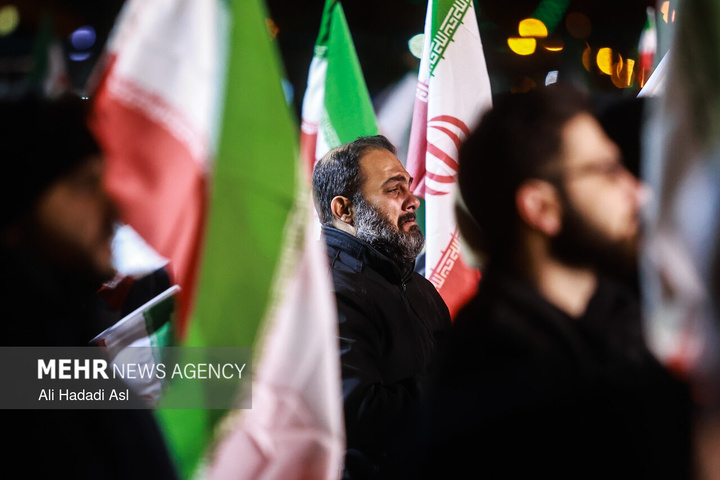 عزاداری مردم در سوگ رهبر شهید در میدان حضرت ولیعصر (عج) تهران