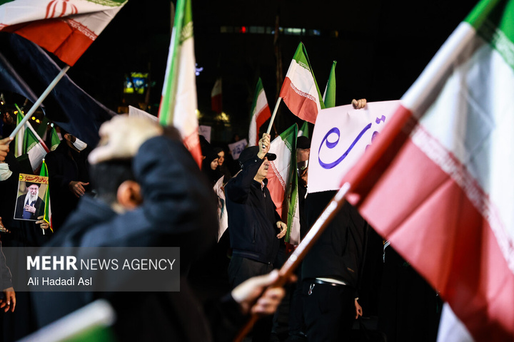 عزاداری مردم در سوگ رهبر شهید در میدان حضرت ولیعصر (عج) تهران