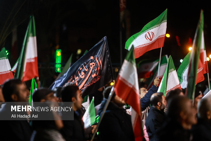 عزاداری مردم در سوگ رهبر شهید در میدان حضرت ولیعصر (عج) تهران