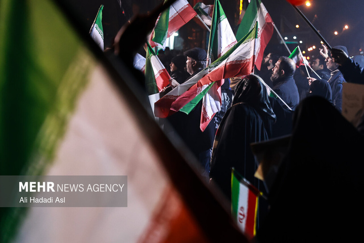 عزاداری مردم در سوگ رهبر شهید در میدان حضرت ولیعصر (عج) تهران