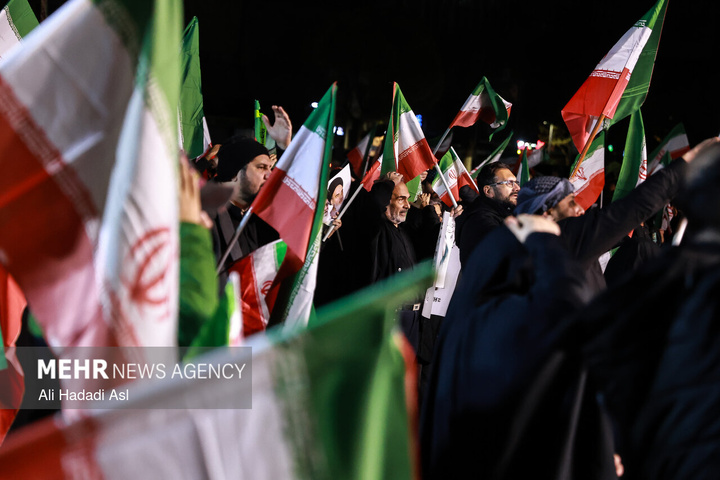 عزاداری مردم در سوگ رهبر شهید در میدان حضرت ولیعصر (عج) تهران