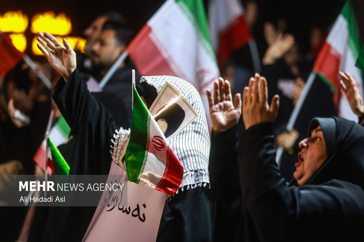 عزاداری مردم در سوگ رهبر شهید در میدان حضرت ولیعصر (عج) تهران