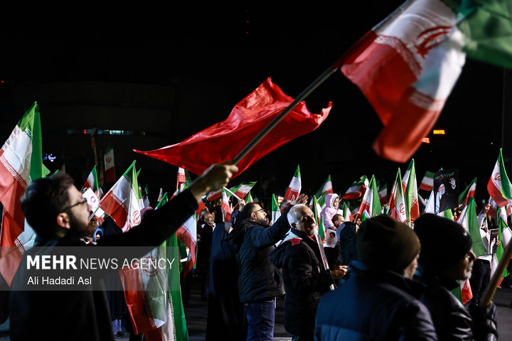 عزاداری مردم در سوگ رهبر شهید در میدان حضرت ولیعصر (عج) تهران