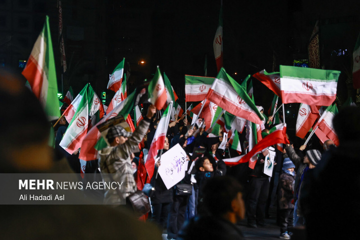 عزاداری مردم در سوگ رهبر شهید در میدان حضرت ولیعصر (عج) تهران