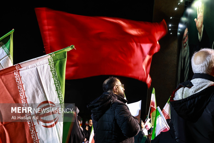 عزاداری مردم در سوگ رهبر شهید در میدان حضرت ولیعصر (عج) تهران