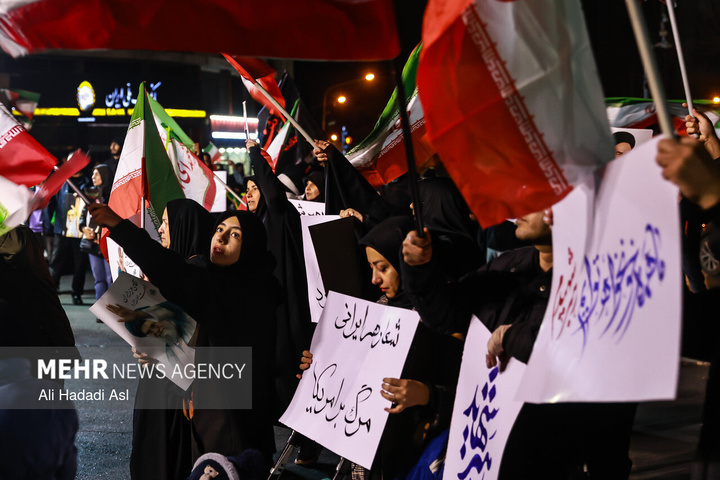 عزاداری مردم در سوگ رهبر شهید در میدان حضرت ولیعصر (عج) تهران