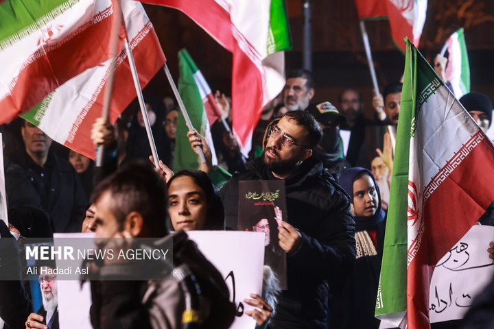 عزاداری مردم در سوگ رهبر شهید در میدان حضرت ولیعصر (عج) تهران