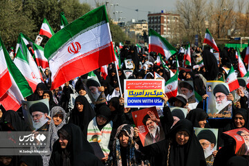 حضور انبوه جمعیت روزه‌دار تهران در مصلای امام خمینی (ره)