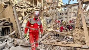 تلاش نیروهای امدادی بعد از حملات آمریکایی - صهیونیستی به مناطق مسکونی