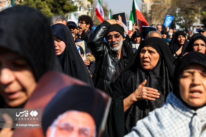 حضور انبوه جمعیت روزه‌دار تهران در مصلای امام خمینی (ره)