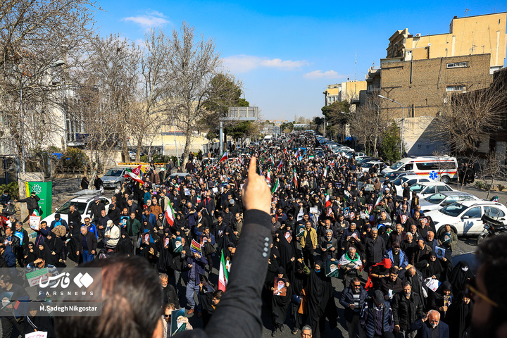 حضور انبوه جمعیت روزه‌دار تهران در مصلای امام خمینی (ره)
