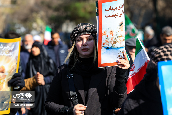 حضور انبوه جمعیت روزه‌دار تهران در مصلای امام خمینی (ره)