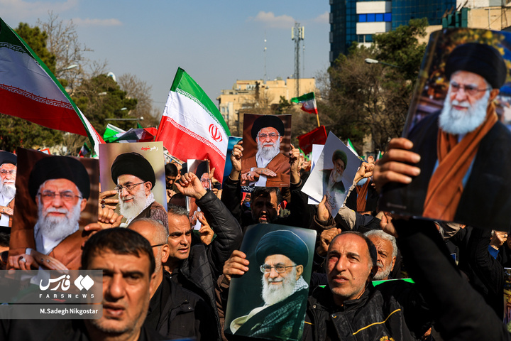 حضور انبوه جمعیت روزه‌دار تهران در مصلای امام خمینی (ره)